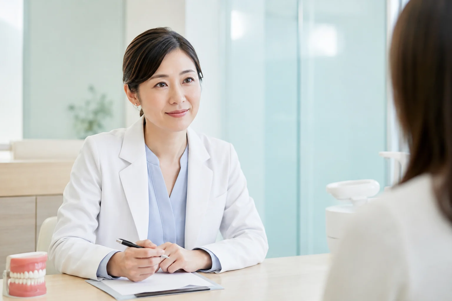 患者の話を丁寧に聞く歯科医師
